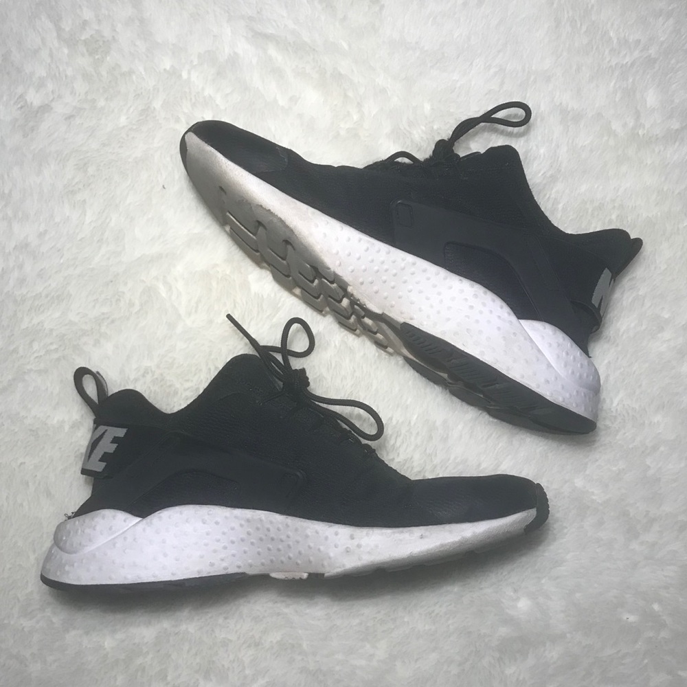 ☁️NIKE HURACHE BLACK AND WHITE RUNNING SHOES☁️